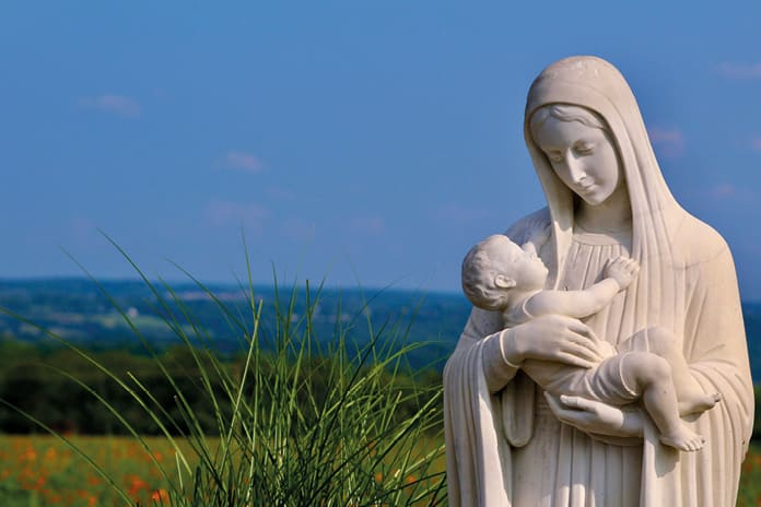 Estatua de la Virgen María con el Niño Jesús en brazos, símbolo de fe y devoción cristiana.