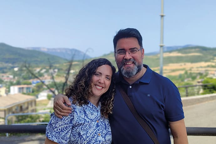 María Orella y Miguel Zurbano posan sonrientes durante la entrevista sobre tecnología y fe.