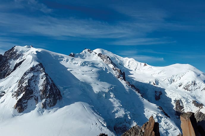 Mont Blanc nevado visto desde sus laderas, símbolo de belleza natural y contemplación espiritual.