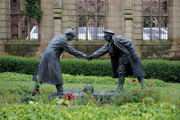 Escultura de Andy Edwards que representa la Tregua de Navidad de 1914, con soldados estrechando manos en un gesto de paz.