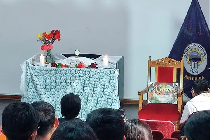 Acto religioso en la capilla de la UNSA en Arequipa durante una actividad de pastoral universitaria.