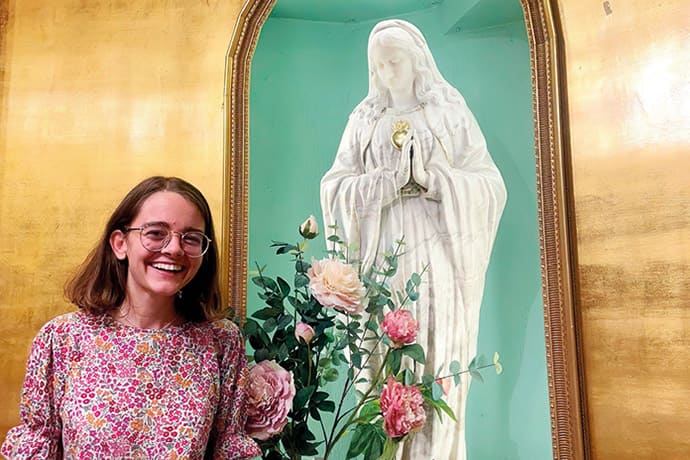 Ana López entrando junto a la Virgen del Hogar.