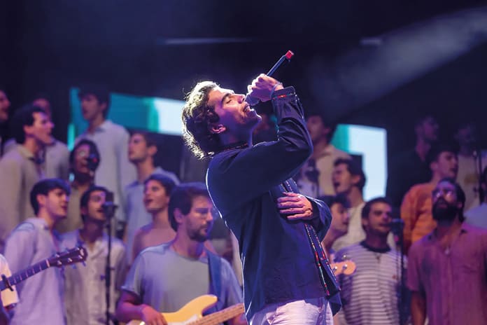 Actuación del grupo Hakuna en Rivas, ejemplo de música católica actual en directo