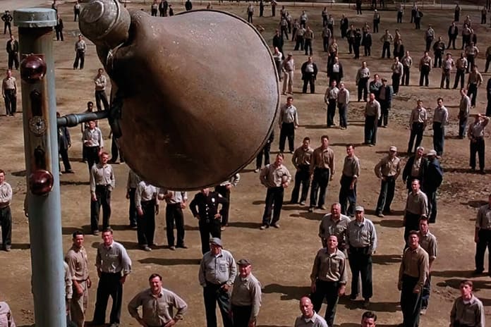 Red escucha Le nozze di Figaro por los altavoces del patio en la prisión de Shawshank, en Cadena perpetua
