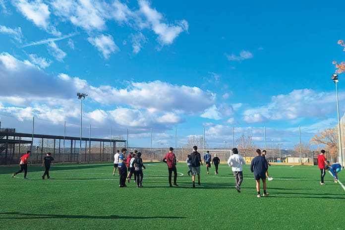 Jóvenes jugando un partido de fútbol durante la Misión Joven de la Milicia de Santa María en Aranjuez, enero de 2026