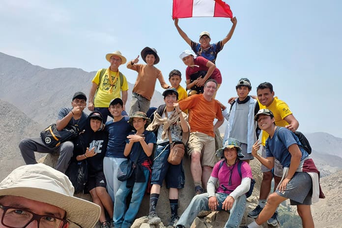 Grupo de jóvenes durante una excursión en el campamento de verano de la Milicia de Santa María en Cieneguilla, Lima, Perú