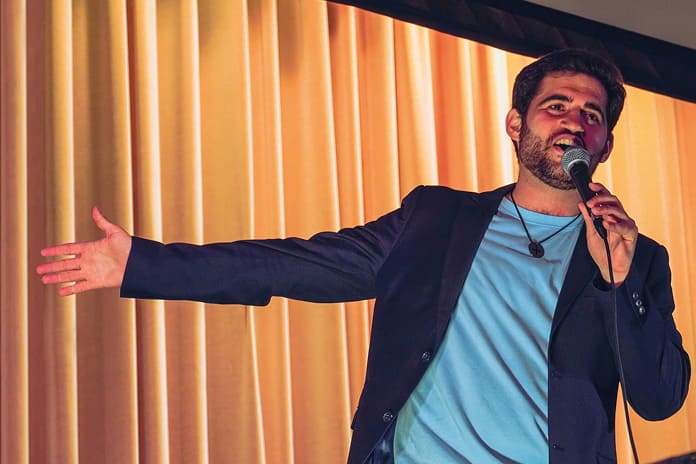 Pablo actuando en un concierto, cantautor cristiano cuya música nace de la oración y busca compartir la experiencia de Dios con los demás