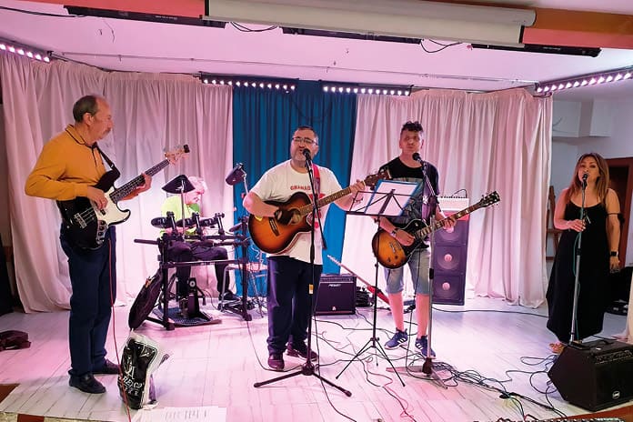 Grupo Puerta Abierta, conjunto de música católica de pop y rock nacido en 1989 en la parroquia San Juan Bosco del Polígono del Valle de Jaén