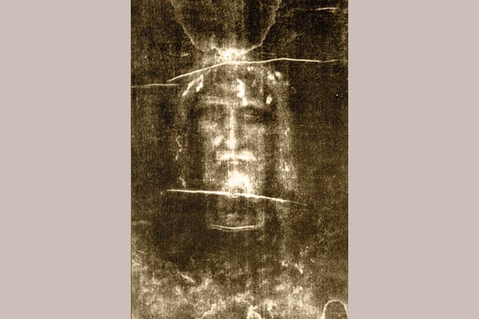 Rostro de Cristo en la Sábana Santa de Turín, reliquia que muestra con detalle los tormentos de la pasión según los evangelios