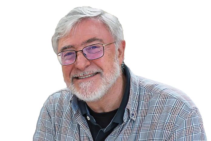 Foto de Andrés Jiménez Abad, doctor y catedrático de filosofía, entrevistado en la revista Estar sobre Antoni Gaudí