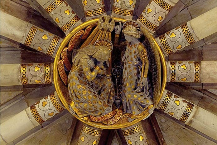 Foto de la clave de la bóveda de la cripta del templo de la Sagrada Familia, con la escena de la Anunciación representada en relieve