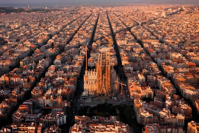 Vista aérea de la ciudad de Barcelona en la que destaca el templo de la Sagrada Familia entre el tejido urbano