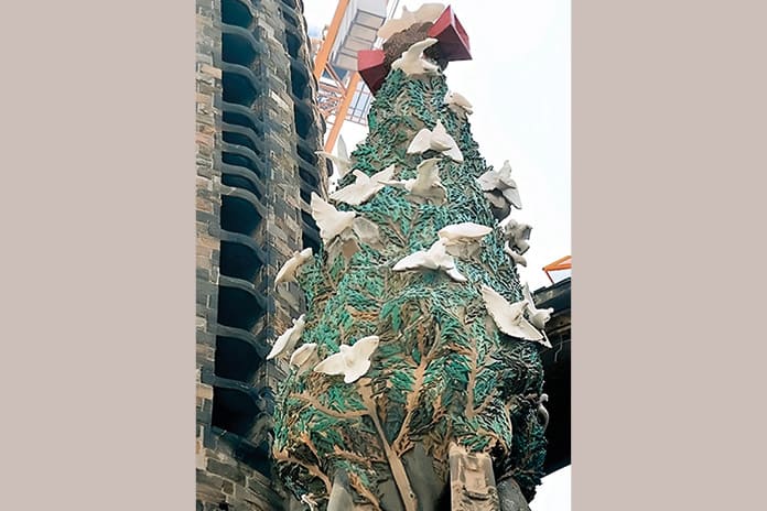 Detalle de la escultura de un ciprés en el templo de la Sagrada Familia de Antoni Gaudí en Barcelona