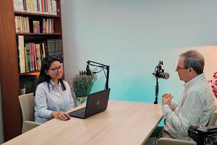 Fotografía de la entrevista de Marisol Caldera a José Javier Lasunción, director general de los Cruzados de Santa María, en Madrid