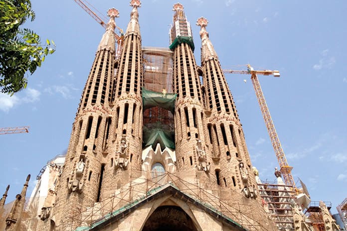 Vista de la fachada exterior de la Sagrada Familia de Barcelona con sus torres diseñadas por Antoni Gaudí