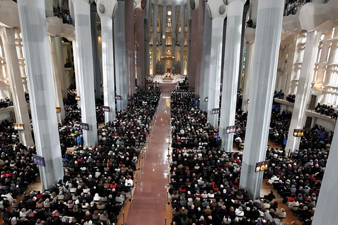Interior del templo de la Sagrada Familia durante una celebración litúrgica con feligreses reunidos