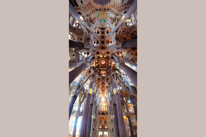 Vista de las bóvedas del interior del templo de la Sagrada Familia, diseñadas por Antoni Gaudí, con su característica geometría hiperbólica