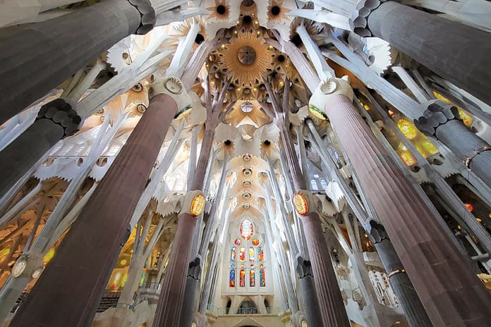 Vista del interior del templo de la Sagrada Familia, con sus columnas arborescentes y vitrales de colores