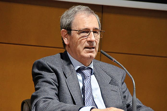 Primer plano de José Javier Lasunción durante una charla tras su elección como director general de los Cruzados de Santa María
