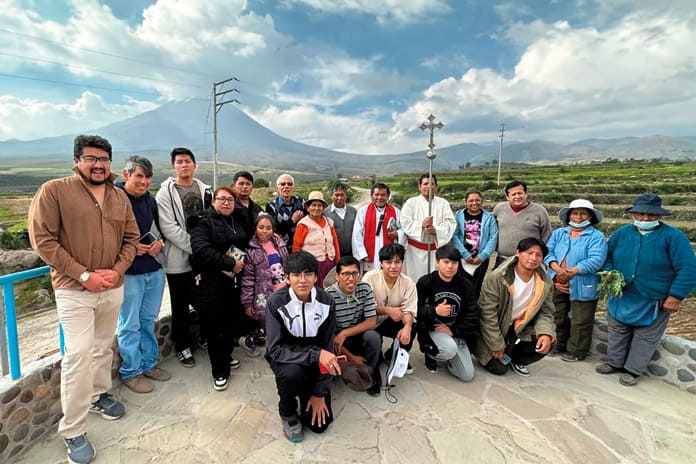 Foto de grupo de los jóvenes militantes de la Milicia de Santa María en Arequipa, Perú, durante las jornadas de Semana Santa