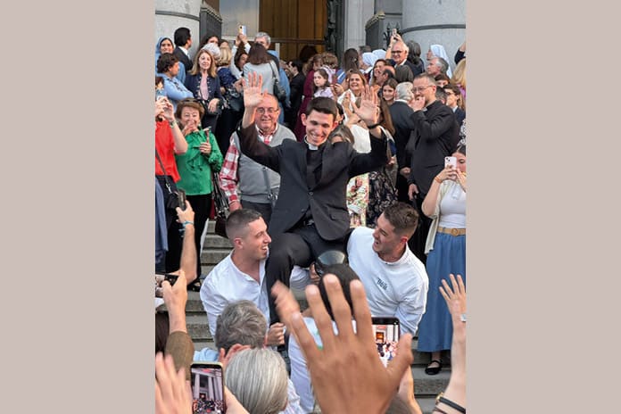 José María Ausín sonriendo a la puerta de la Catedral de la Almudena de Madrid tras su ordenación sacerdotal el 18 de abril de 2026