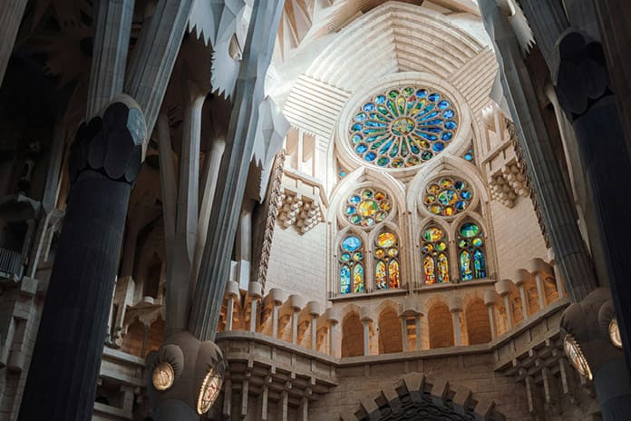 Vidriera de colores de la Sagrada Familia, obra de Antoni Gaudí, en Barcelona.