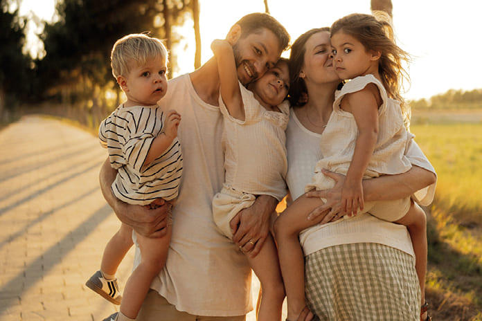 Familia sonriente reunida representando el amor y la unión familiar