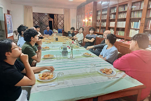 Grupo de universitarios compartiendo una cena formativa organizada por la Milicia de Santa María en Lima