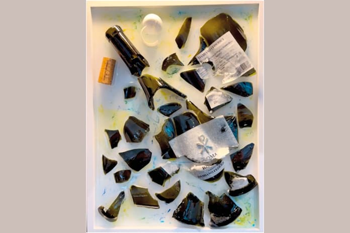 Obra de arte hecha con fragmentos de una botella rota