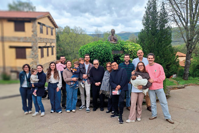 Foto de grupo al final de los ejercicios espirituales en Santiago de Aravalle