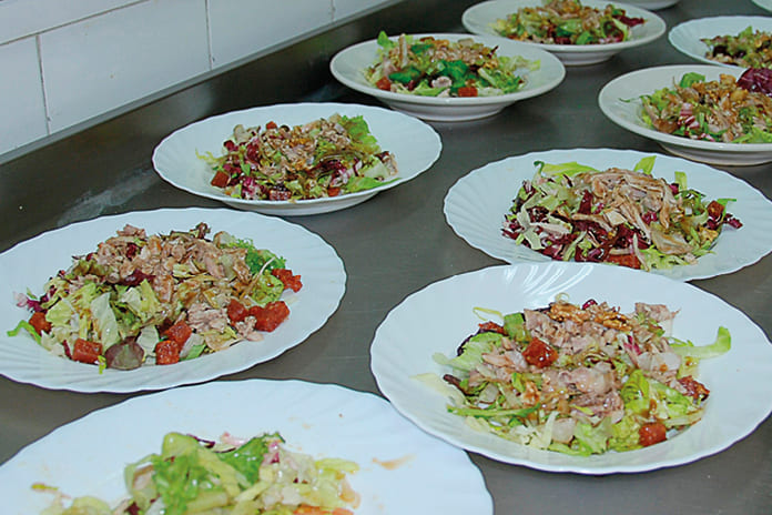 Plato de ensalada templada de codorniz escabechada con boletus