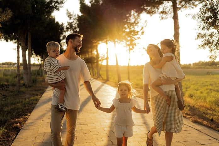 Familia numerosa sonriente compartiendo tiempo juntos