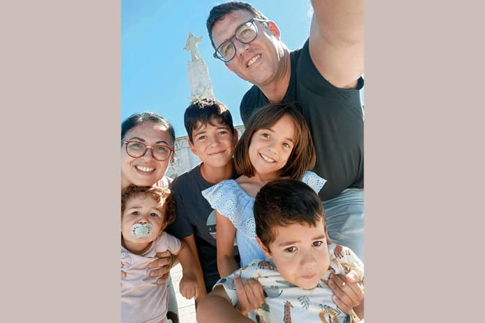 Familia Maldonado en selfie junto al Corazón de Jesús del cerro de los Ángeles