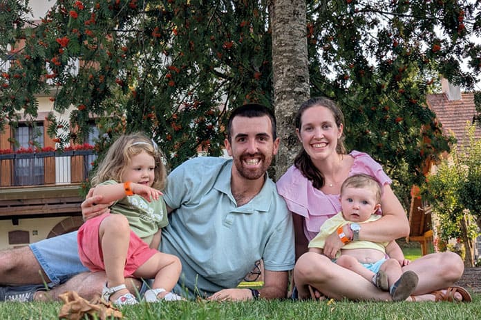Foto de familia de María Baquero y Francisco Sainz con sus hijas