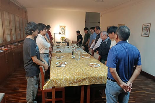 Mesa preparada con platos caseros para la cena universitaria formativa en Lima